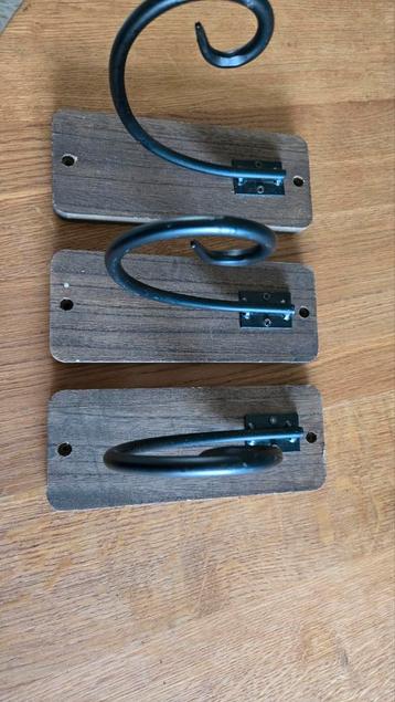 3 Wandkapstokhaken - Hout en Metaal beschikbaar voor biedingen