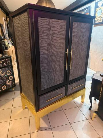 Zwarte kast met croco design en gouden poten beschikbaar voor biedingen