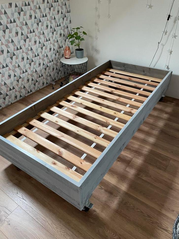 Eenpersoonsbed met wielen, Huis en Inrichting, Slaapkamer | Bedden, Gebruikt, Eenpersoons, 90 cm, 200 cm, Hout, Grijs, Ophalen