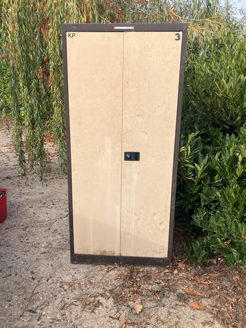 Stalen Kledingkast met Planken beschikbaar voor biedingen