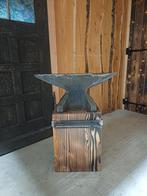 Oud zwaar aambeeld op nieuwe houten voet, Ophalen