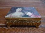 Vintage metalen doosje met afbeelding op satijn
