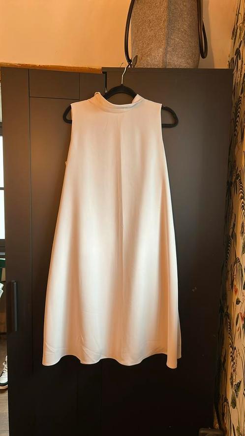 Ijskleurige Jurk, Knie Lengte – Minimalistische Stijl, Kleding | Dames, Jurken, Zo goed als nieuw, Maat 38/40 (M), Wit, Knielengte