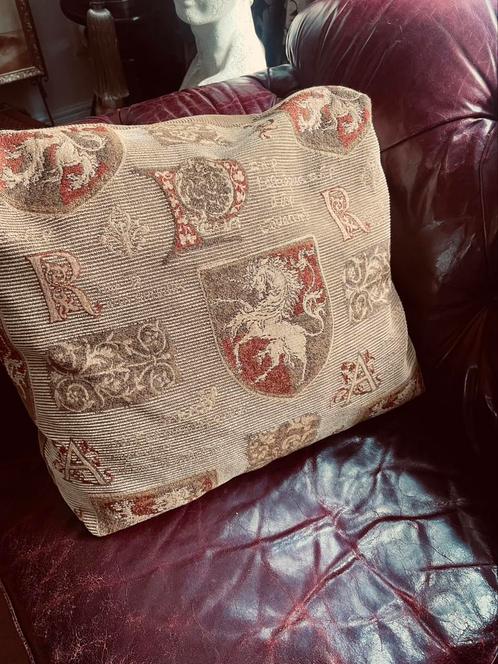 2 luxe grote en dikke gobelin kussens paard,schild,kroon etc, Huis en Inrichting, Woonaccessoires | Kussens, Zo goed als nieuw