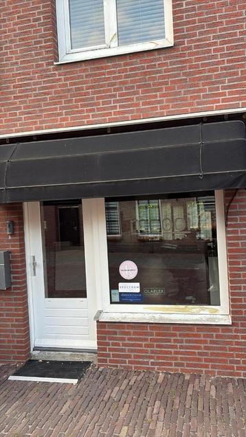 Zwarte markies luifel zonnescherm   beschikbaar voor biedingen