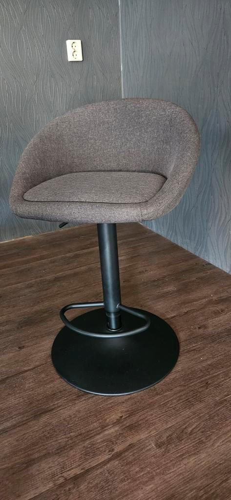 Moderne barkruk met gasvering, Huis en Inrichting, Barkrukken, Zo goed als nieuw, 60 tot 90 cm, Metaal, 1 kruk, In hoogte verstelbaar