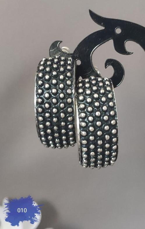 010. Half ronde brede oorstekers in zilverkleur, Sieraden, Tassen en Uiterlijk, Oorbellen, Nieuw, Knopjes of Stekers, Overige materialen