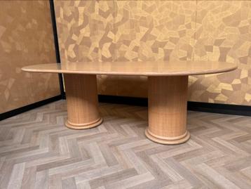 Unieke design tafel rustend op 2 rotan kolommen. 