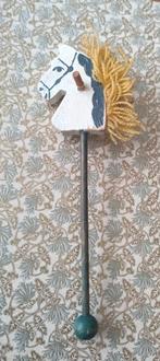 Oud houten stokpaardje met wollen manen voor een pop., Ophalen of Verzenden, Gebruikt, Accessoires