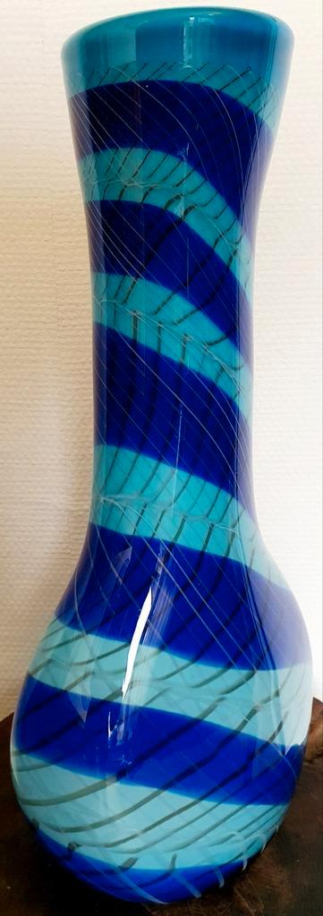 Vaas mondgeblazen blauw erg dik glas zwaar gaaf met pontil, Huis en Inrichting, Woonaccessoires | Vazen, Zo goed als nieuw, Blauw