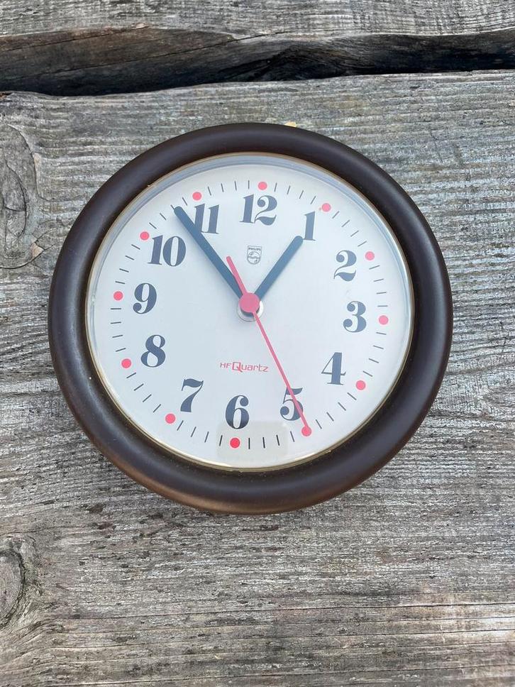 20 cm diameter klok Philips jaren 70 kunststof bruin €22,50, Huis en Inrichting, Woonaccessoires | Klokken, Gebruikt, Wandklok