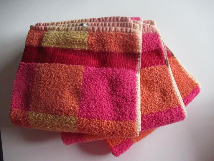 Handdoeken 3 stuks, Huis en Inrichting, Badkamer | Badtextiel en Accessoires, Nieuw, Handdoek, Rood, Ophalen