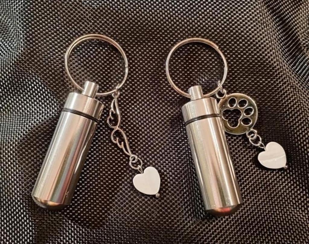 Sleutelhanger met een kleine Rvs urn met bedel en hart., Ophalen of Verzenden