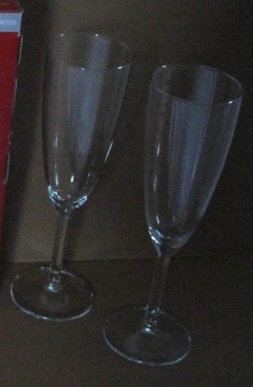 2 nieuwe champagneglazen - flutes beschikbaar voor biedingen