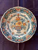 Makkum aardewerk bord met bloemmotief, Antiek en Kunst, Antiek | Wandborden en Tegels, Ophalen of Verzenden