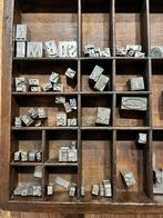 Letterbord met drukletters en drukplaten - Vries, Antiek en Kunst, Ophalen