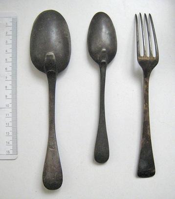 Twee tinnen lepels en bronzen vork. Bodemvondst. beschikbaar voor biedingen