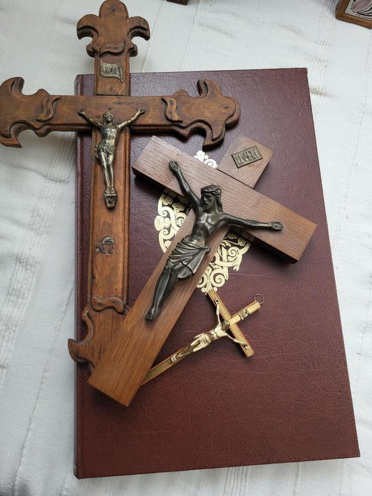 Taferelen van het oude en nieuwe testament met 3 kruizen, Boeken, Godsdienst en Theologie, Zo goed als nieuw, Ophalen of Verzenden