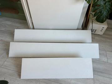 Wandplanken met steunen beschikbaar voor biedingen