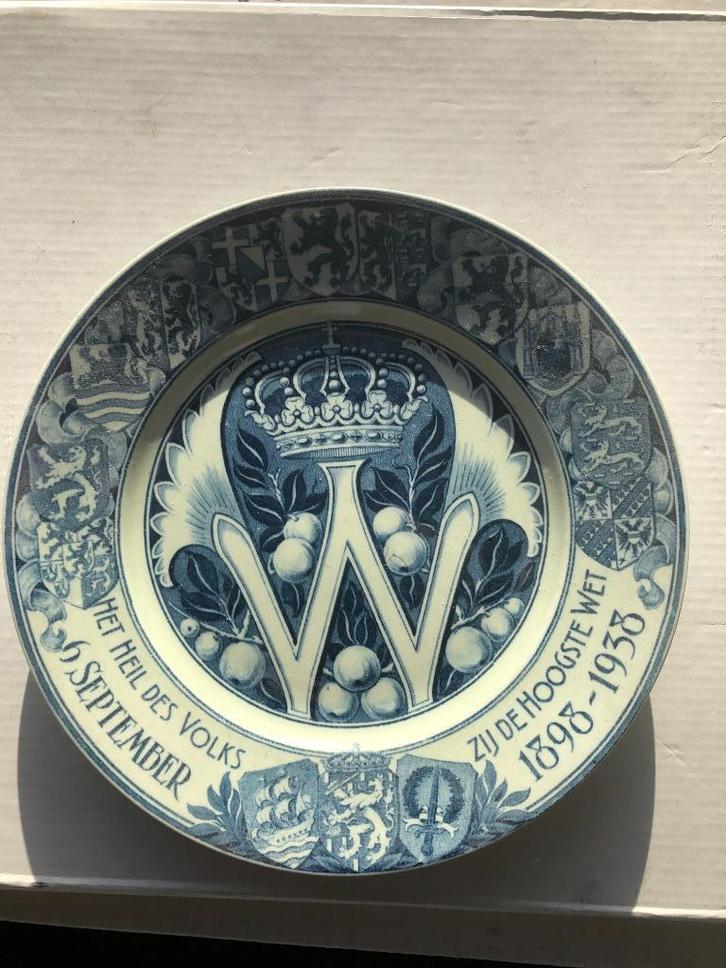 Regeringsjubileum bord Wilhelmina, Verzamelen, Koninklijk Huis en Royalty, Zo goed als nieuw, Servies, Nederland, Ophalen of Verzenden