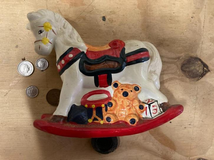 Vintage porseleinen spaarpotje "Paard"., Verzamelen, Spaarpotten, Gebruikt, Dier, Steen, Aardewerk of Keramiek, Ophalen of Verzenden