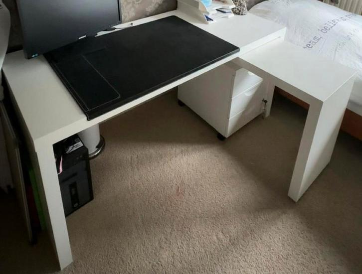 MALM Bureau met uitschuifbaar blad - wit, Huis en Inrichting, Bureaus, Nieuw, Bureau, Met wielen, Ophalen