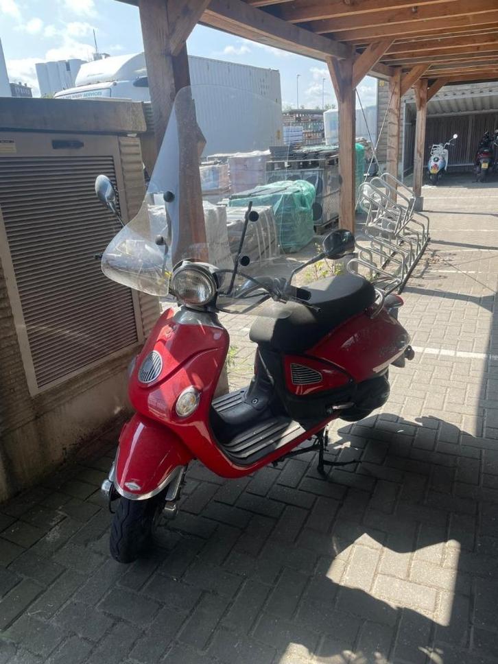 Aangeboden: Snorfiets AGM Joy rood €500,00, Fietsen en Brommers, Snorfietsen en Snorscooters, Gebruikt, Overige merken, Benzine