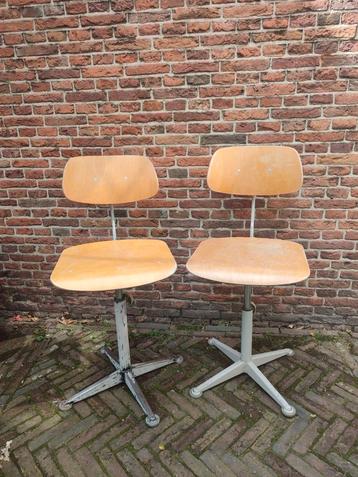 2 vintage mid-century tekenstoelen Friso Kramer 50s Ahrend beschikbaar voor biedingen
