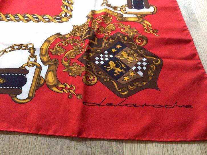 Rode sjaal, zijde, gespen, kettingen, Delarocke, Kleding | Dames, Mutsen, Sjaals en Handschoenen, Zo goed als nieuw, Sjaal, Maat 46/48 (XL) of groter