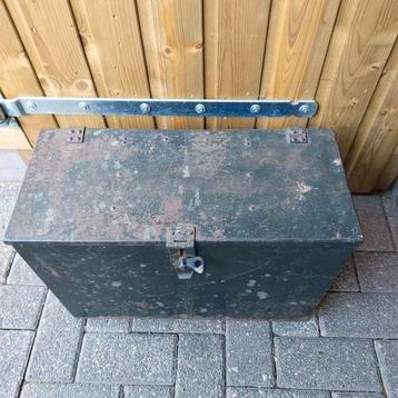 wwll Duitse militaire kist met swastika  beschikbaar voor biedingen