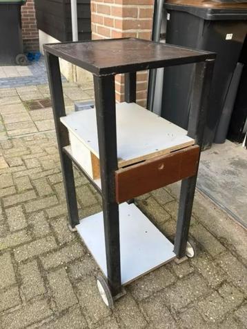 Degelijke praktische trolley/werkbank op wielen met 1 lade beschikbaar voor biedingen