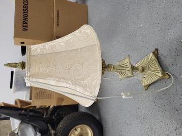 Leuke lamp met kap beschikbaar voor biedingen
