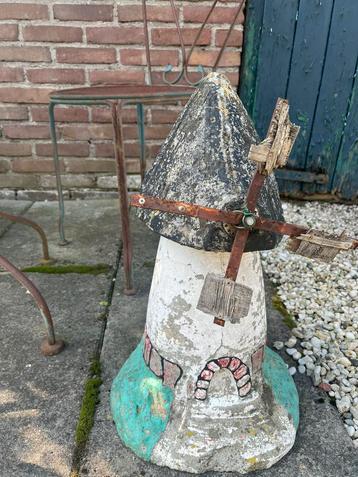 Brocante Franse betonnen molen beschikbaar voor biedingen