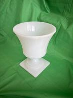 Elegant wit glazen vaasje, Antiek en Kunst, Antiek | Vazen, Ophalen of Verzenden