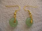 Een Paar Goudkleurige Oorbellen met Groene Jade Donut, Sieraden, Tassen en Uiterlijk, Antieke sieraden, Verzenden, Overige materialen