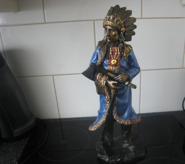 BEELD- INDIAAN MET VERENTOOI EN BIJL/ RESIN? POLYSTONE?, Verzamelen, Beelden en Beeldjes, Zo goed als nieuw, Mens, Ophalen of Verzenden