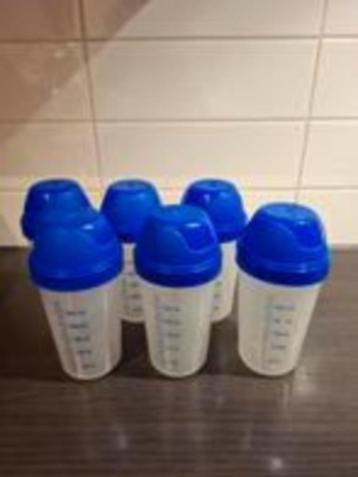 6 shake bekers met blauwe schroefdop, 300 ml beschikbaar voor biedingen