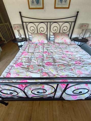 Ikea bed incl.  2 tafeltjes/nachtkastjes en bodem, 160x200 - afbeelding 1