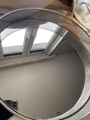 Mooie Ronde Spiegel beschikbaar voor biedingen