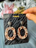 Elegante oorbellen, Ophalen of Verzenden, Zo goed als nieuw, Beige, Overige materialen