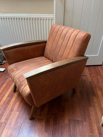 Comfortabele fauteuil met leren bekleding beschikbaar voor biedingen