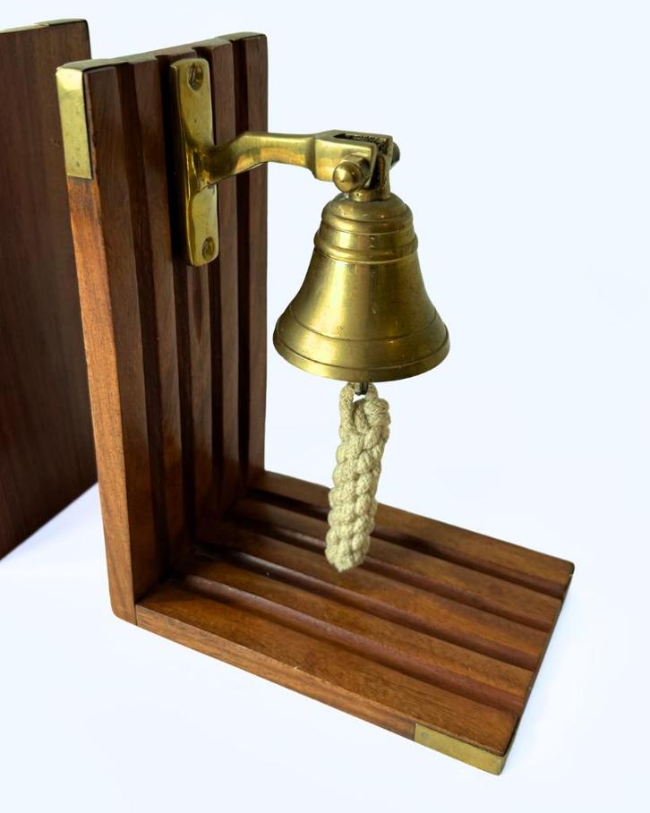 Vintage teak en messing boekensteunen in nautische esthetiek, Huis en Inrichting, Woonaccessoires | Wandplanken en Boekenplanken