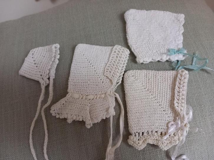 4 schattige kleine antieke poppen mutsjes., Verzamelen, Poppen, Zo goed als nieuw, Kleertjes, Ophalen