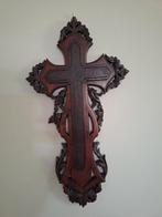 Houten kruis met prachtig houtsnijwerk. Twee kleuren hout., Ophalen of Verzenden