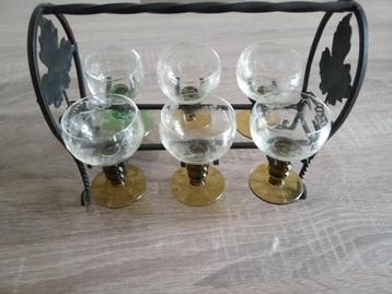 Borrelglaasjes op rekje beschikbaar voor biedingen