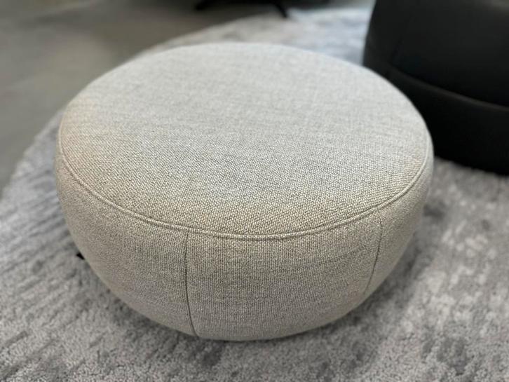 Nieuw Design on Stock Barrell 60 Poef Milton Freeze Hocker, Huis en Inrichting, Banken | Voetenbanken en Poefen, Nieuw, Rond, Stof