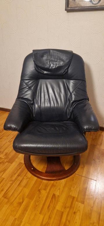 Oude leren relaxstoel + gratis stoel! beschikbaar voor biedingen