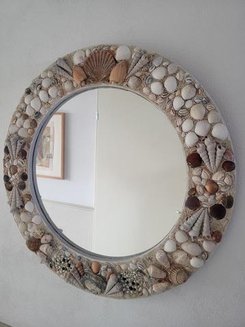 Grote ronde spiegel met schelpenrand. Boho stijl. beschikbaar voor biedingen