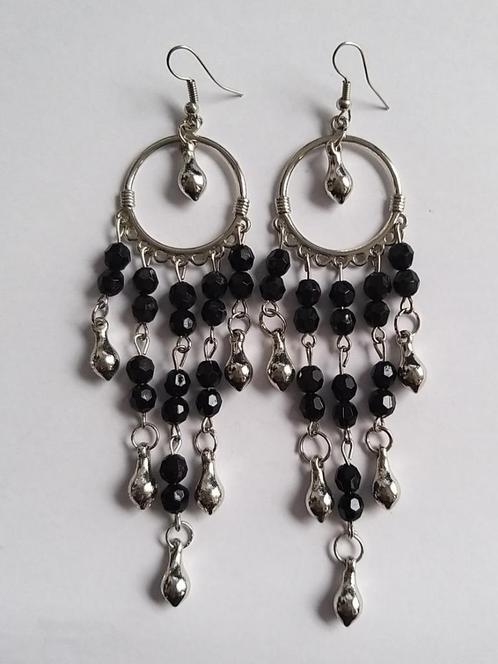 Zilverkleurige lange zwarte kraaltjes hang oorbellen, Sieraden, Tassen en Uiterlijk, Oorbellen, Gebruikt, Hangers, Overige materialen