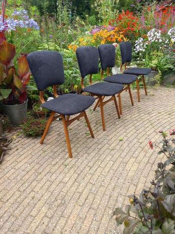Vier retro mid century eetkamerstoelen. nieuw gestoffeerd beschikbaar voor biedingen